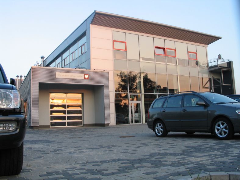 przebudowa, hali przemyslowej na budynek biurowy, biurowo-serwisowy, toyota, katowice, 2007, elewacja, wjazd