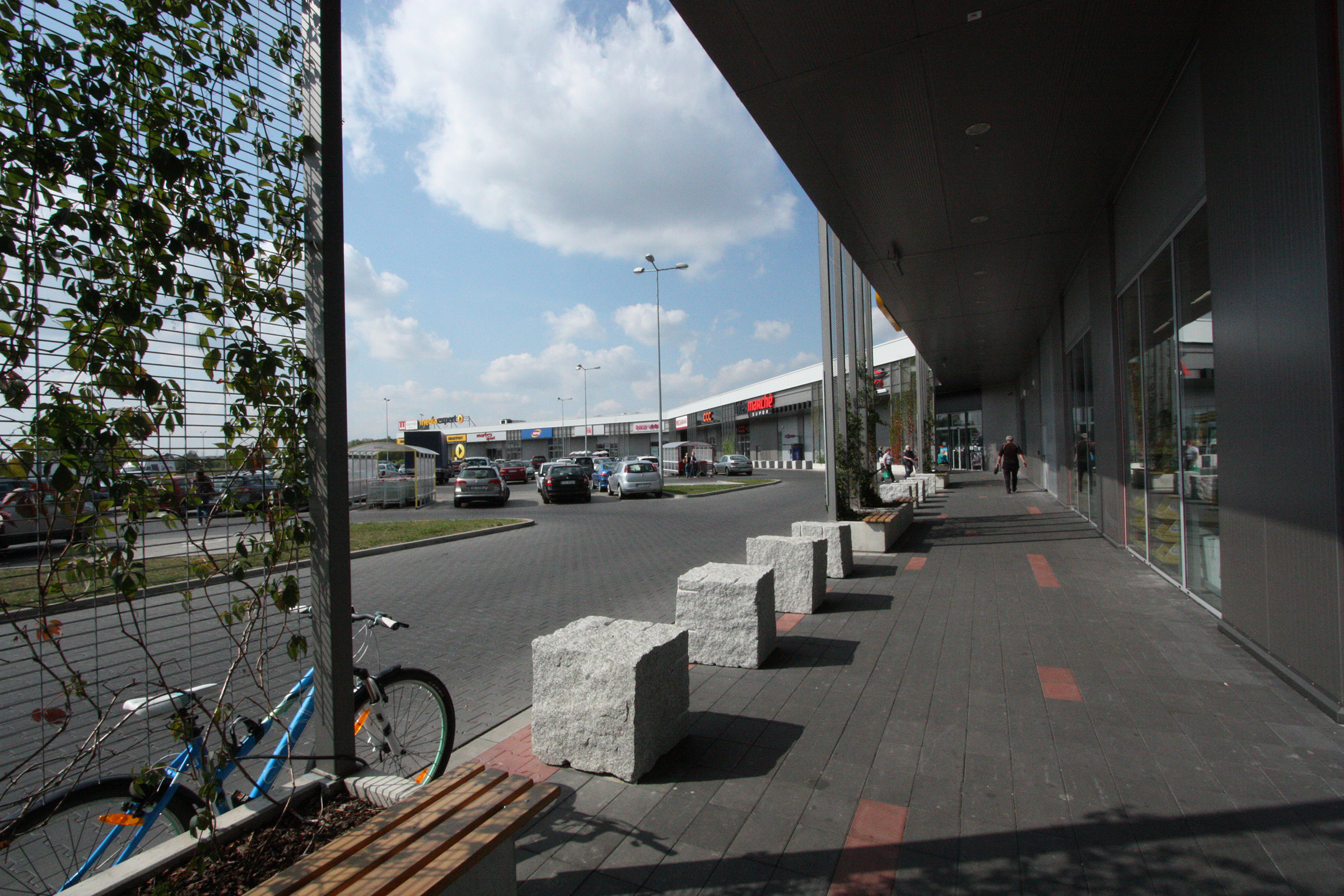 centrum handlowe, marcredo, 2014, parking, podcienie, zielone ekrany, kuby granitowe, atelierps